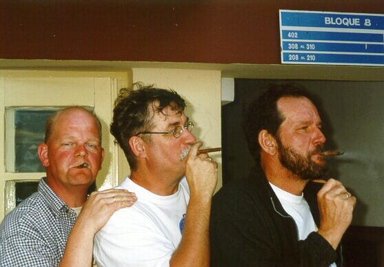 Harry, Bert en Peter roken een Cubaanse sigaar